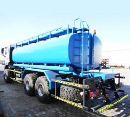 Blue liquid transport truck, UAE. Efficient and reliable solution for industrial liquids. Durable construction.